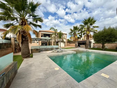 Chalet Independiente en los Conejos con Piscina, Cinco Dormitorios y Amplias Zonas de Ocio